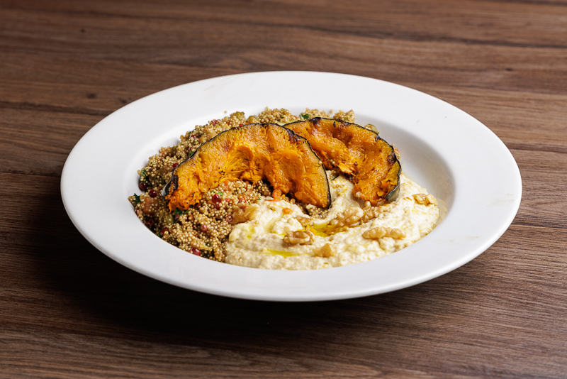 Quinoa com legumes, abóbora assada e homus