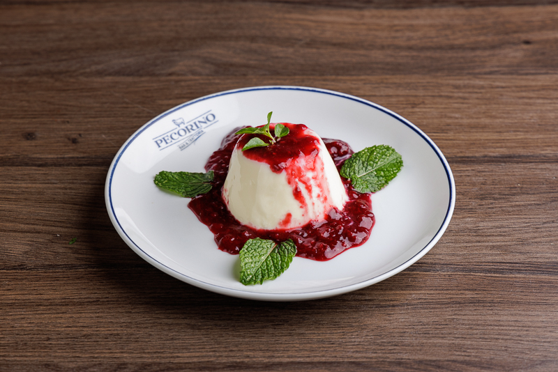 Panna Cotta com calda de frutas vermelhas